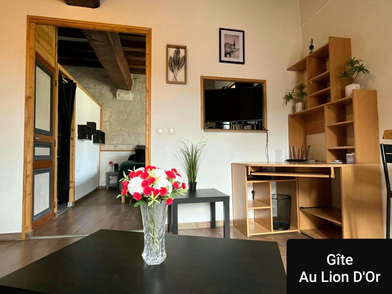 Au Lion D'Or Apartment Les Roches-l'Eveque Exterior photo